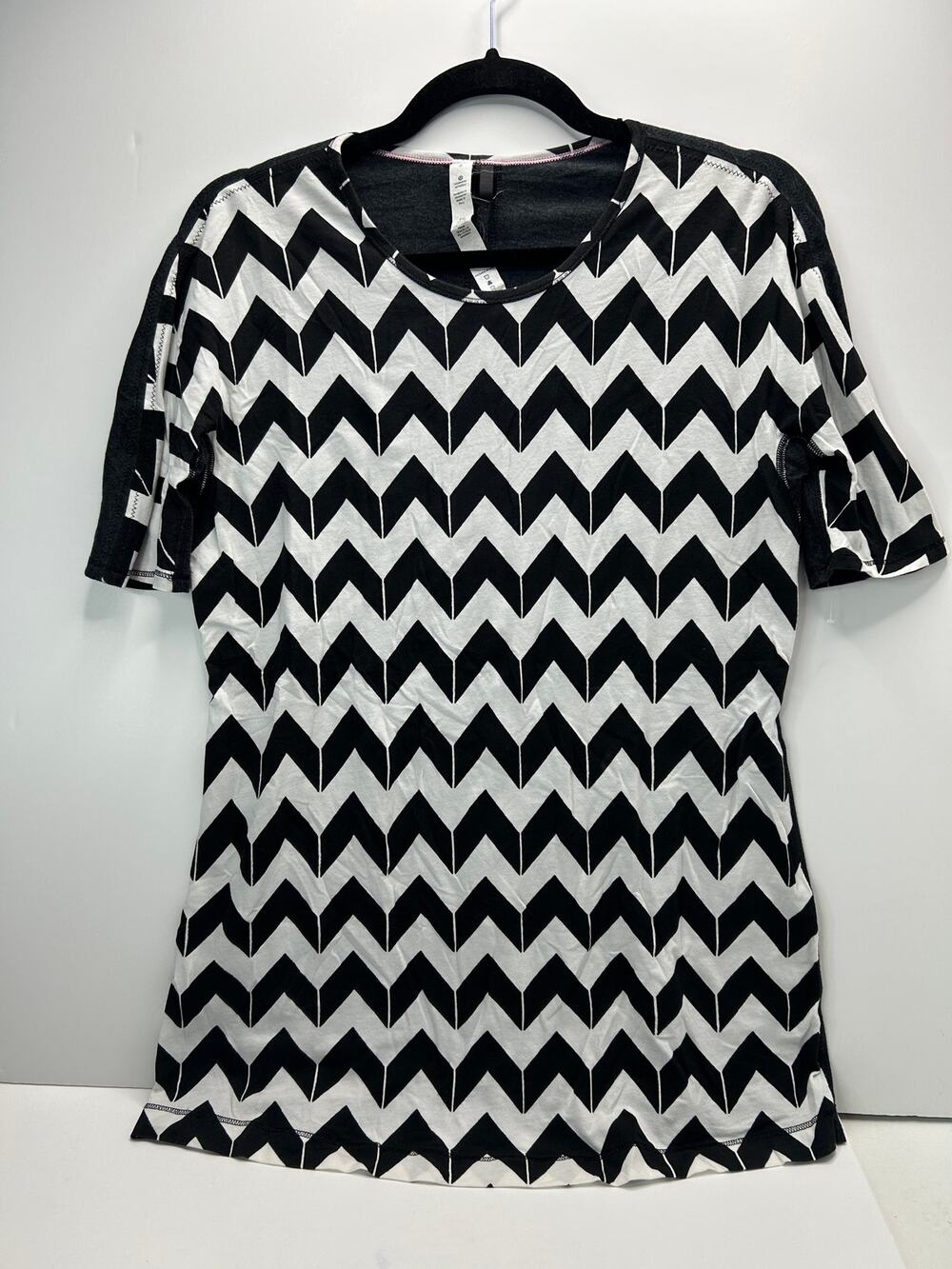 Lululemon Devotion Zig Zag S/S Athleisure Top Black/White Gray Back Women 8